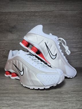 Nike Shox R4 GS White / Phantom / Red Size 6.5 Youth / 8 Women CW2626-102 NEW